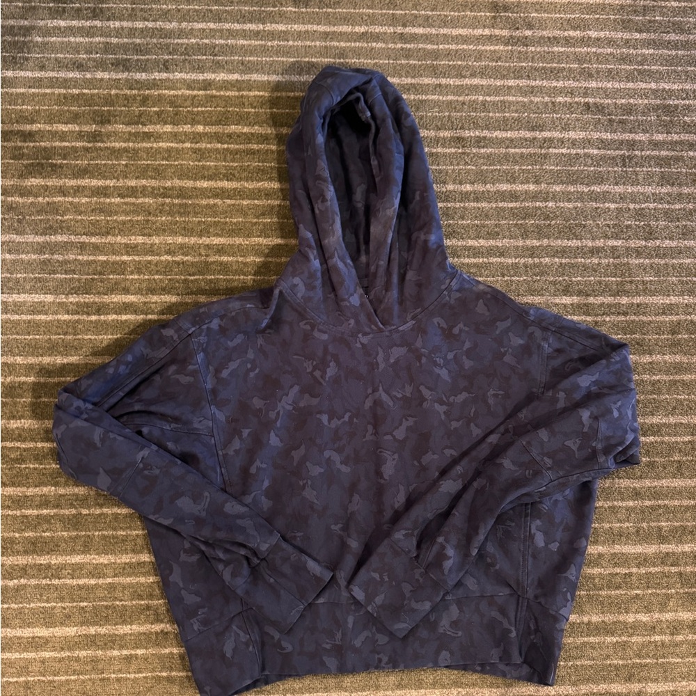 Athleta Deep Blue Camo Hooded Cropped sweatshirt